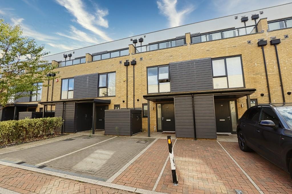 Charlock Close, Harold Wood, Romford 3 bed terraced house £2,000 pcm