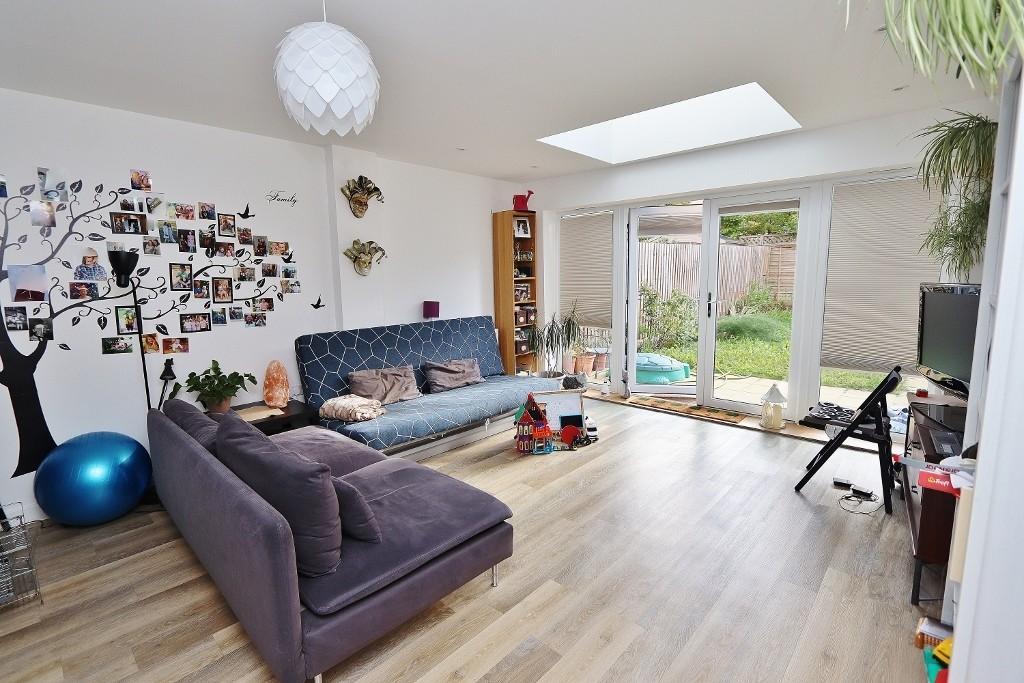 Charlock Close, Harold Wood, Romford 3 bed terraced house £2,000 pcm