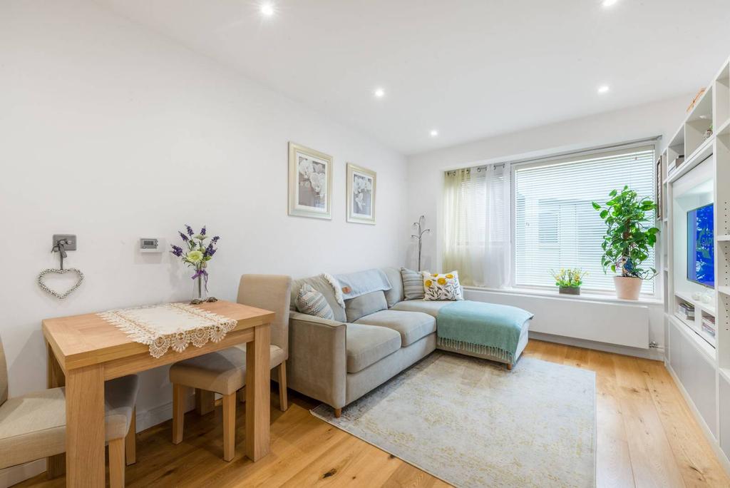 Balfour Road, Hounslow, TW3 1 bed flat £265,000