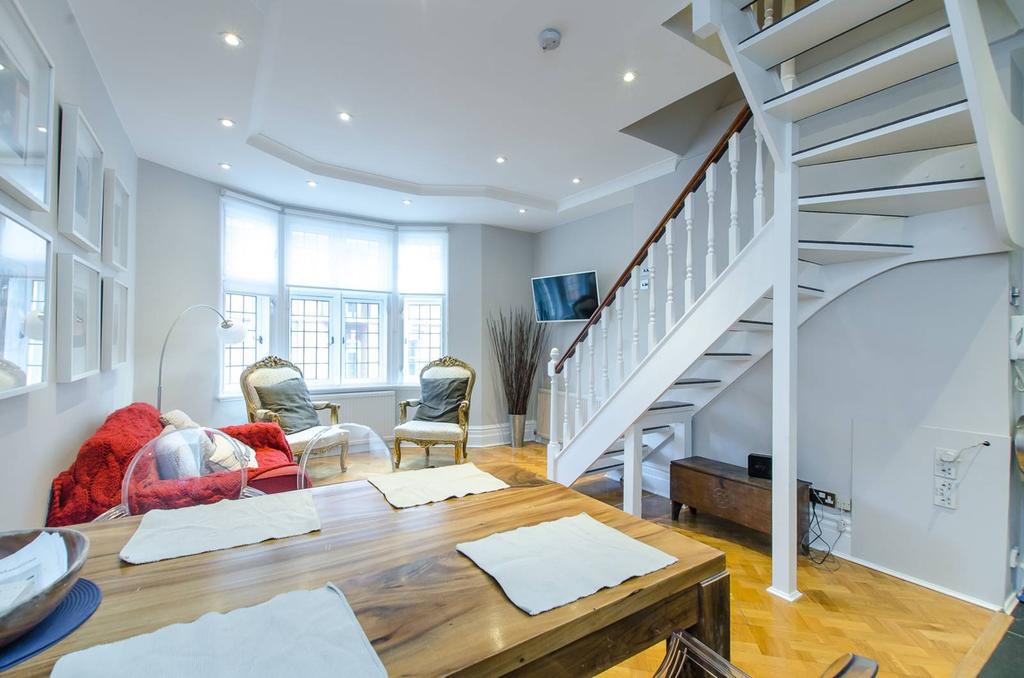 Glendower Place, South Kensington... 2 bed flat £3,900 pcm (£900 pw)