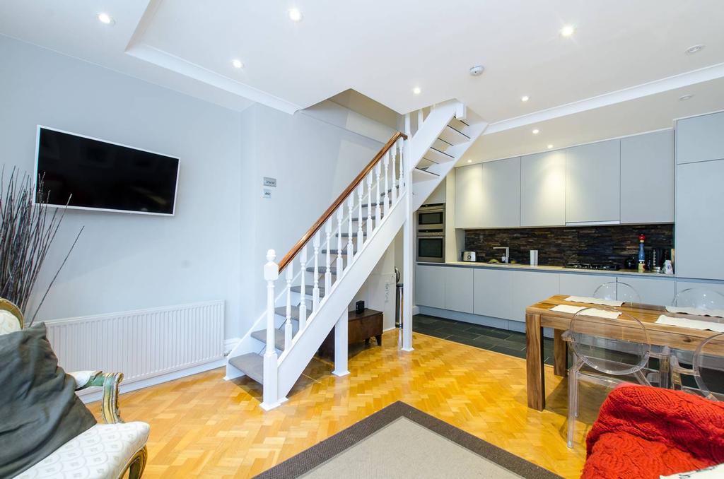 Glendower Place, South Kensington... 2 bed flat £3,900 pcm (£900 pw)