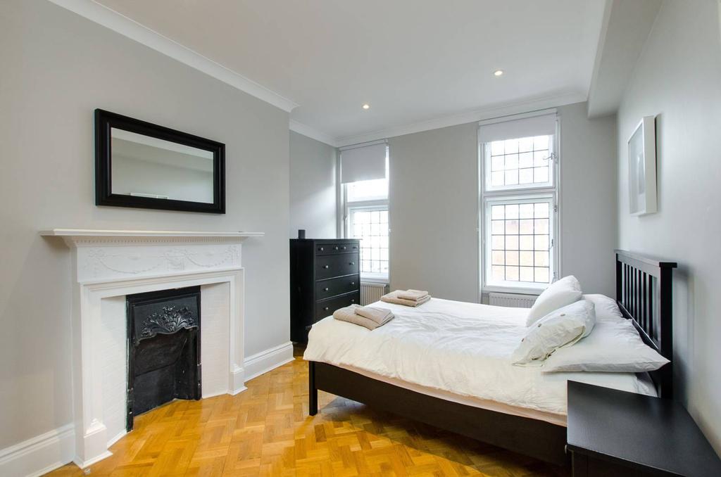 Glendower Place, South Kensington... 2 bed flat £3,900 pcm (£900 pw)