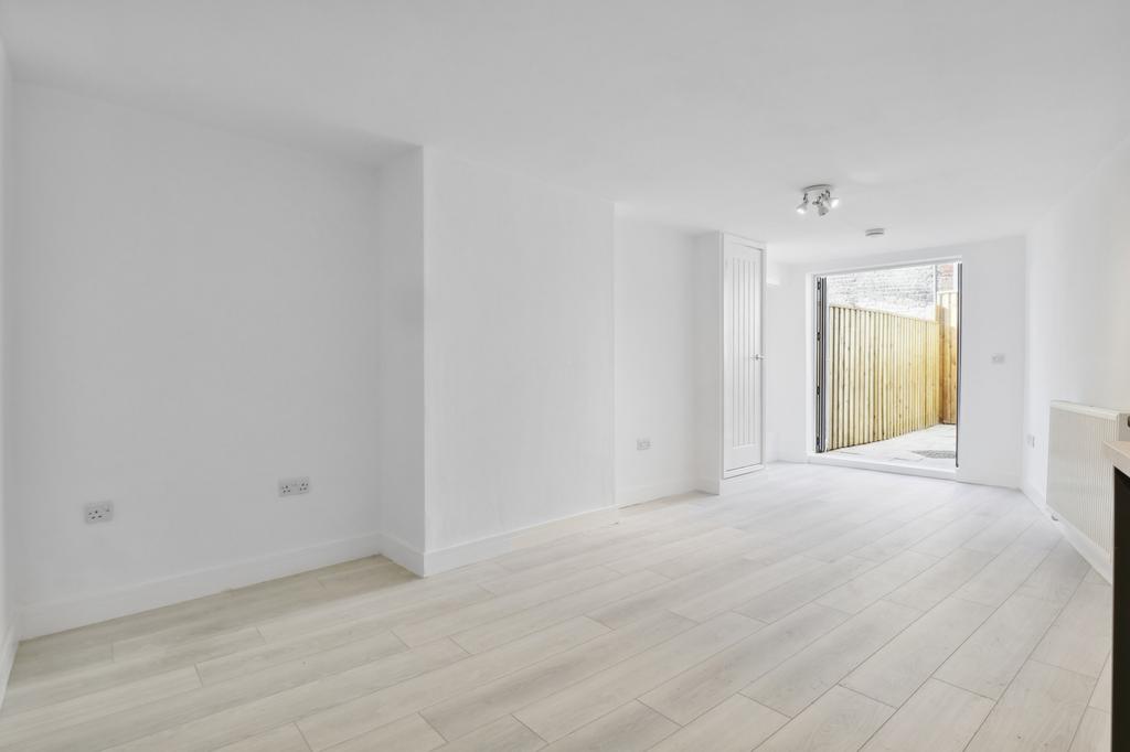 Catford Hill, Catford, SE6 2 bed apartment £1,700 pcm (£392 pw)