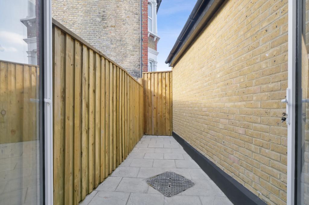 Catford Hill, Catford, SE6 2 bed apartment £1,700 pcm (£392 pw)