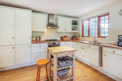 1 bedroom detached bungalow to rent, Gomshall Lane, Shere