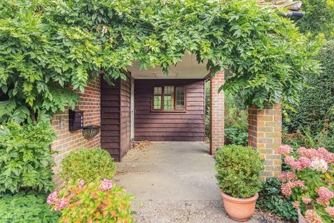 1 bedroom detached bungalow to rent, Gomshall Lane, Shere