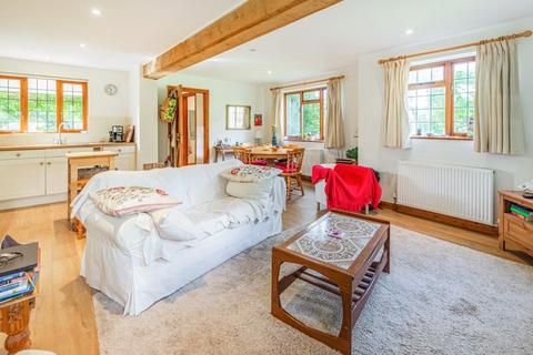 1 bedroom detached bungalow to rent, Gomshall Lane, Shere