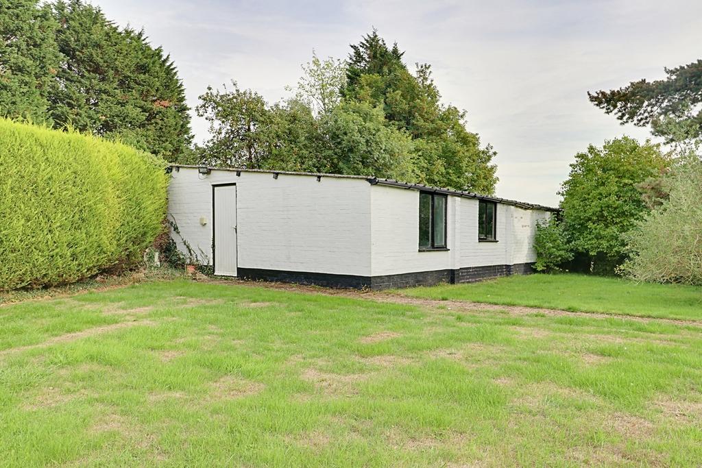 Redricks Lane, Sawbridgeworth, CM21 3 bed detached bungalow £675,000