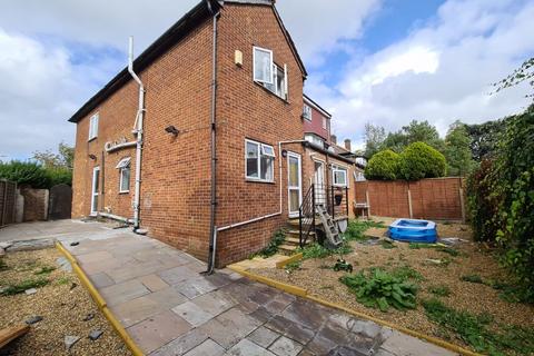 Studio to rent, Quantock Gardens, Cricklewood, London, NW2