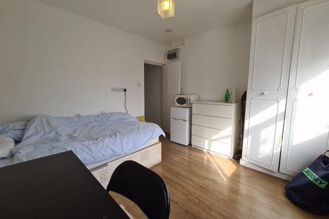 Studio to rent, Quantock Gardens, Cricklewood, London, NW2