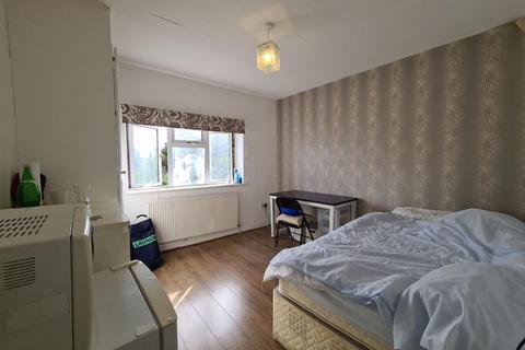 Studio to rent, Quantock Gardens, Cricklewood, London, NW2