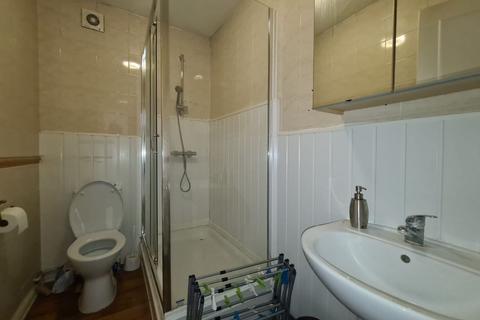 Studio to rent, Quantock Gardens, Cricklewood, London, NW2
