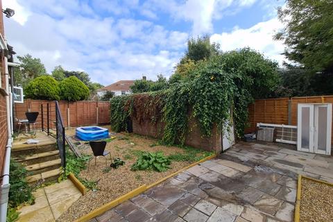 Studio to rent, Quantock Gardens, Cricklewood, London, NW2