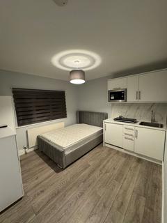 Studio to rent - Quantock Gardens, Cricklewood, London, NW2