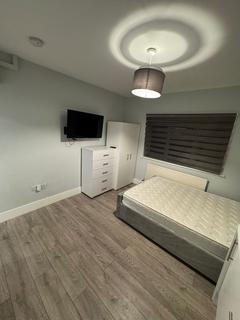 Studio to rent, Quantock Gardens, Cricklewood, London, NW2