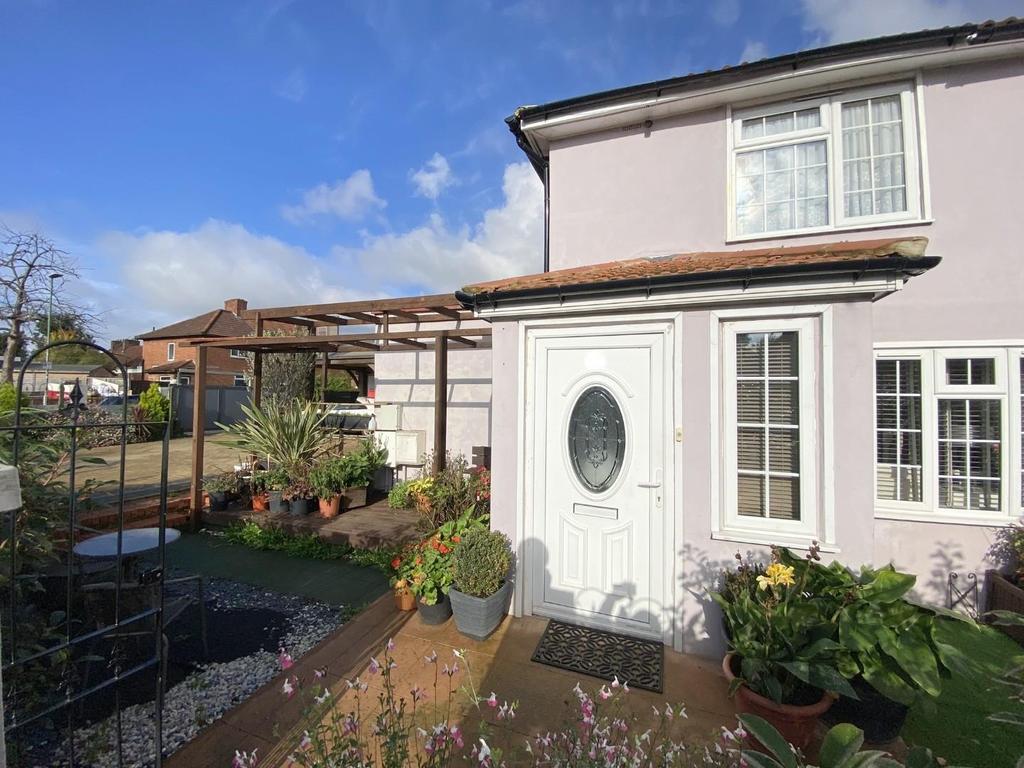 Thornton Road, Carshalton, SM5 1NN 3 bed semidetached house £2,550