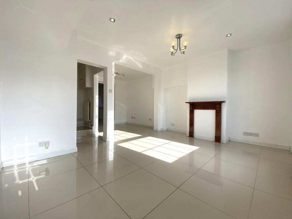Thornton Road, Carshalton 3 bed house £2,000 pcm (£462 pw)
