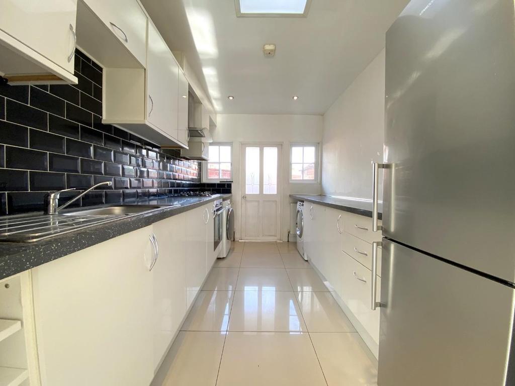 Thornton Road, Carshalton 3 bed house £2,000 pcm (£462 pw)
