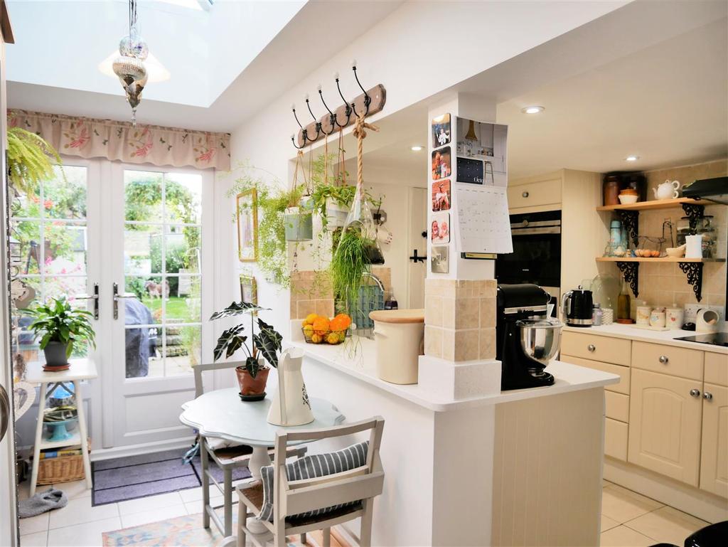 Shelburne Road, Calne 2 bed terraced house £280,000