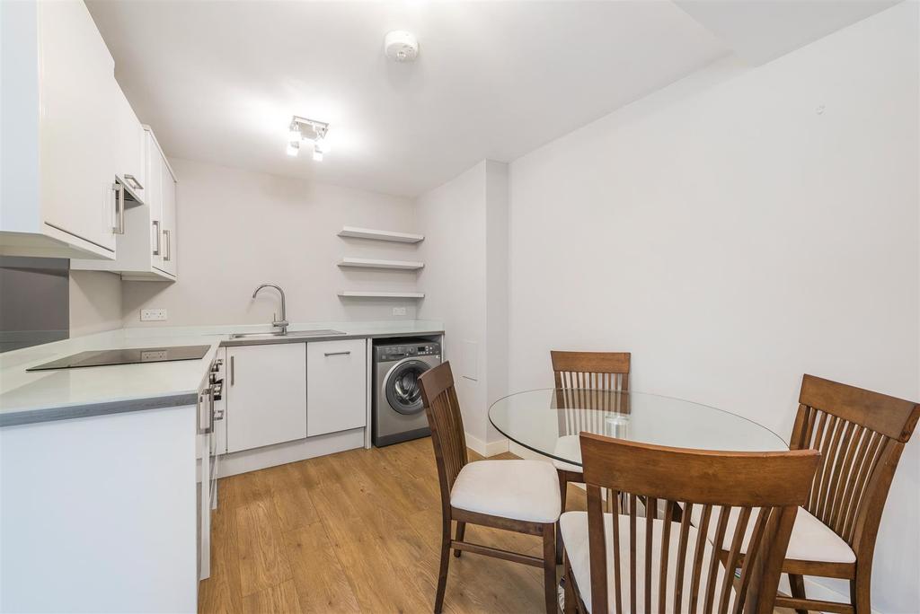 Fulham Palace Rd, London 1 bed flat £1,800 pcm (£415 pw)