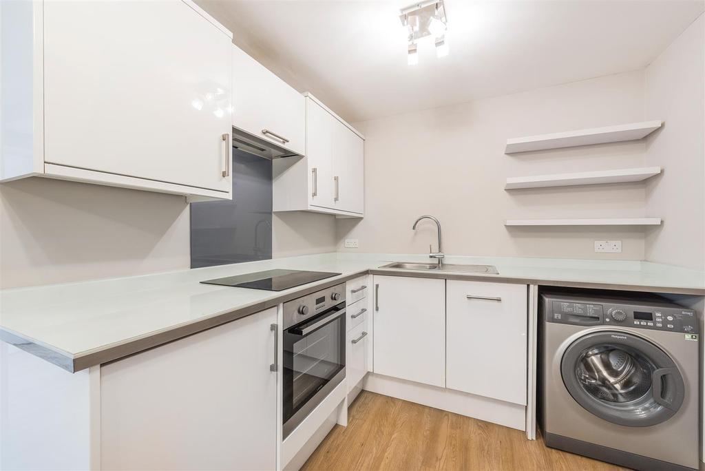 Fulham Palace Rd, London 1 bed flat £1,800 pcm (£415 pw)