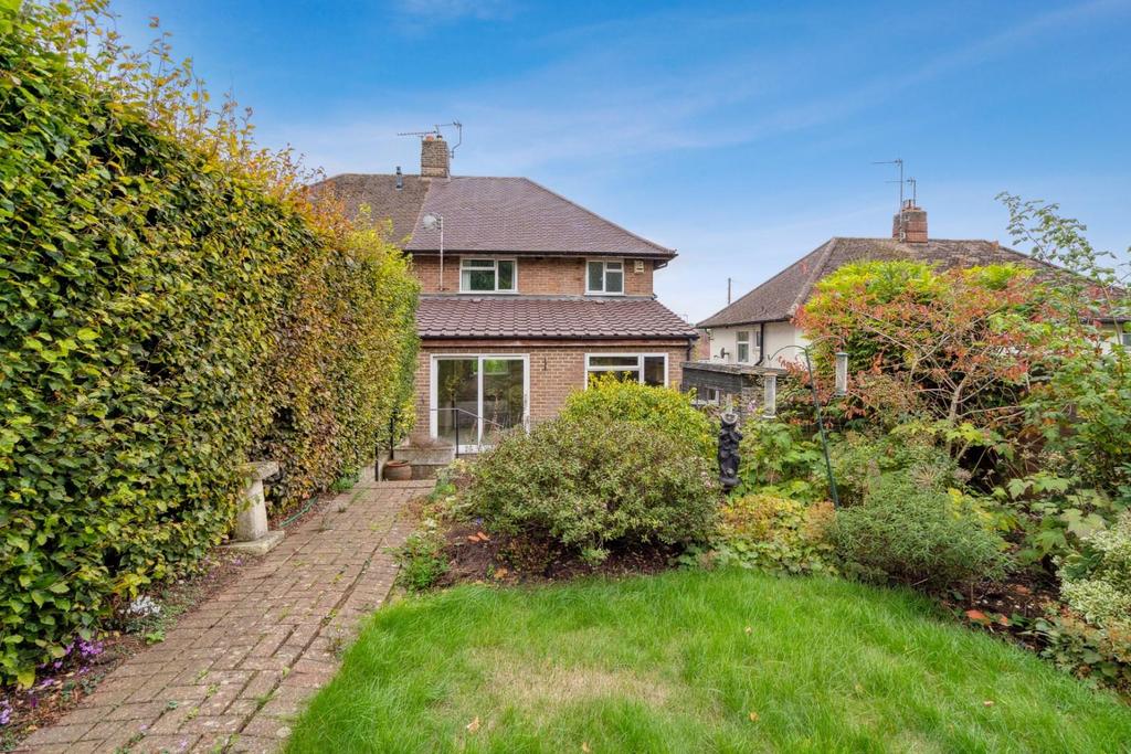 First Avenue, Amersham, Buckinghamshire, HP7 9BJ 3 bed semidetached