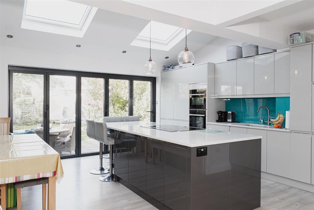 Nutfield Road, Merstham, Redhill 5 bed semidetached house for sale £