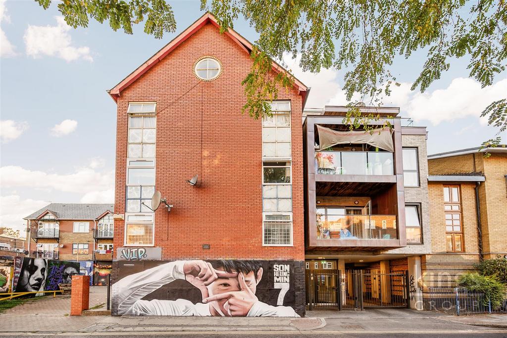 Stoneleigh Road, London 3 bed flat for sale £400,000