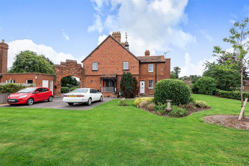 Straight Road, Old Windsor, Windsor 1 bed £1,100 pcm (£254 pw)