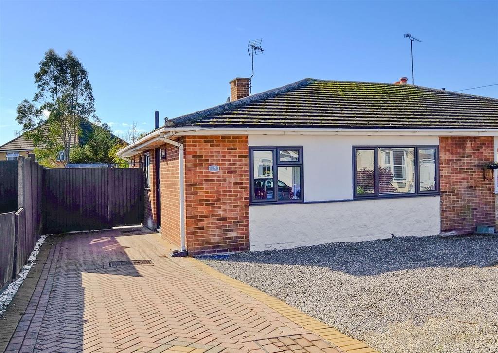 Kimberley Grove, Seasalter, Whitstable 2 bed semidetached bungalow £