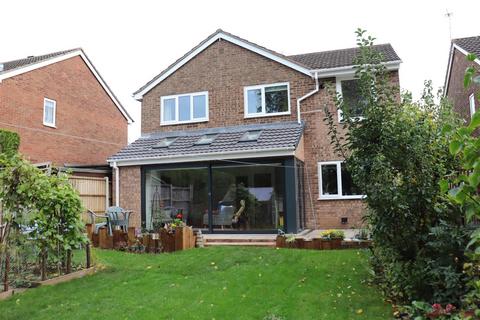 12 Farm Close, Tamworth, B79 8TU