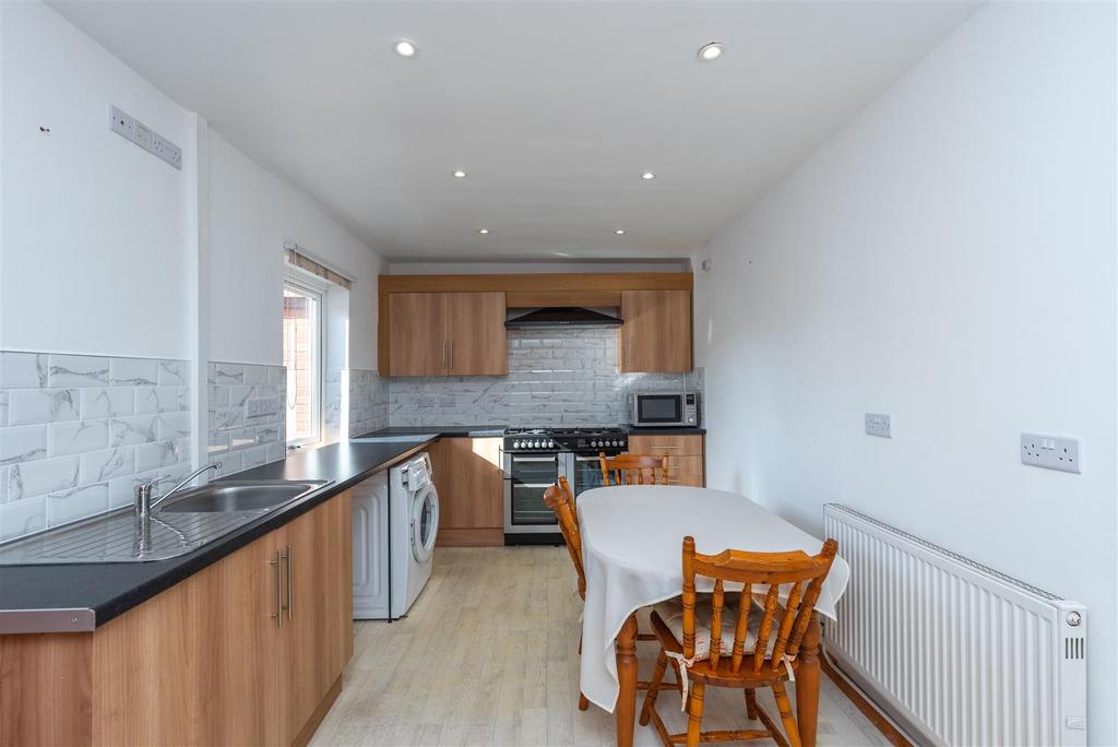 Trinity Road, Llanelli 3 bed terraced house £875 pcm (£202 pw)