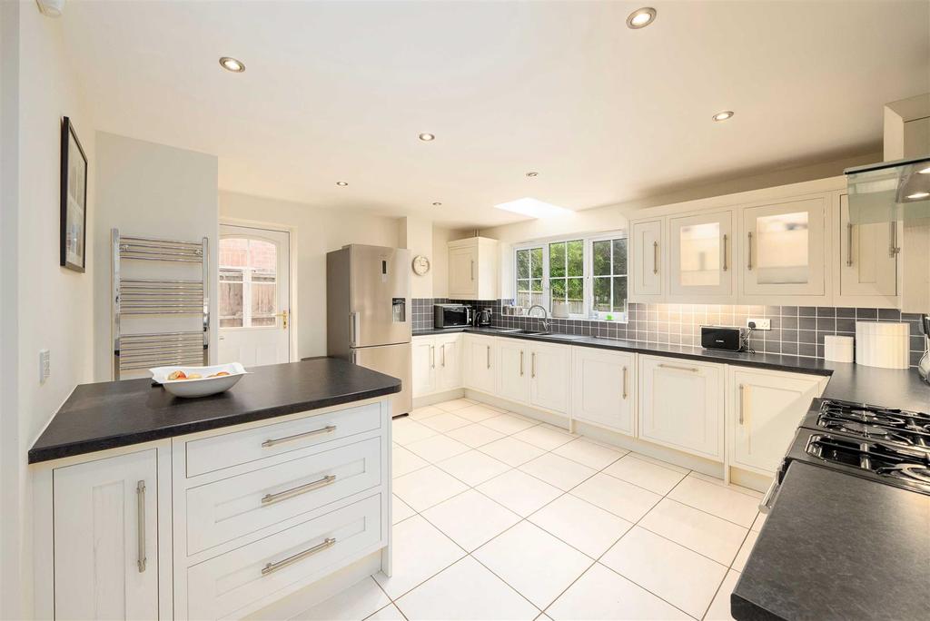 Mickleton Drive, Hatton Park, Warwick 6 Bed Detached House - £675,000