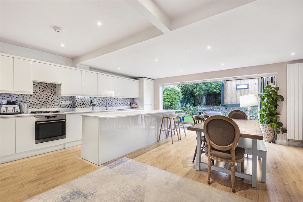 Westbourne Terrace, Reading 3 bed detached house £500,000