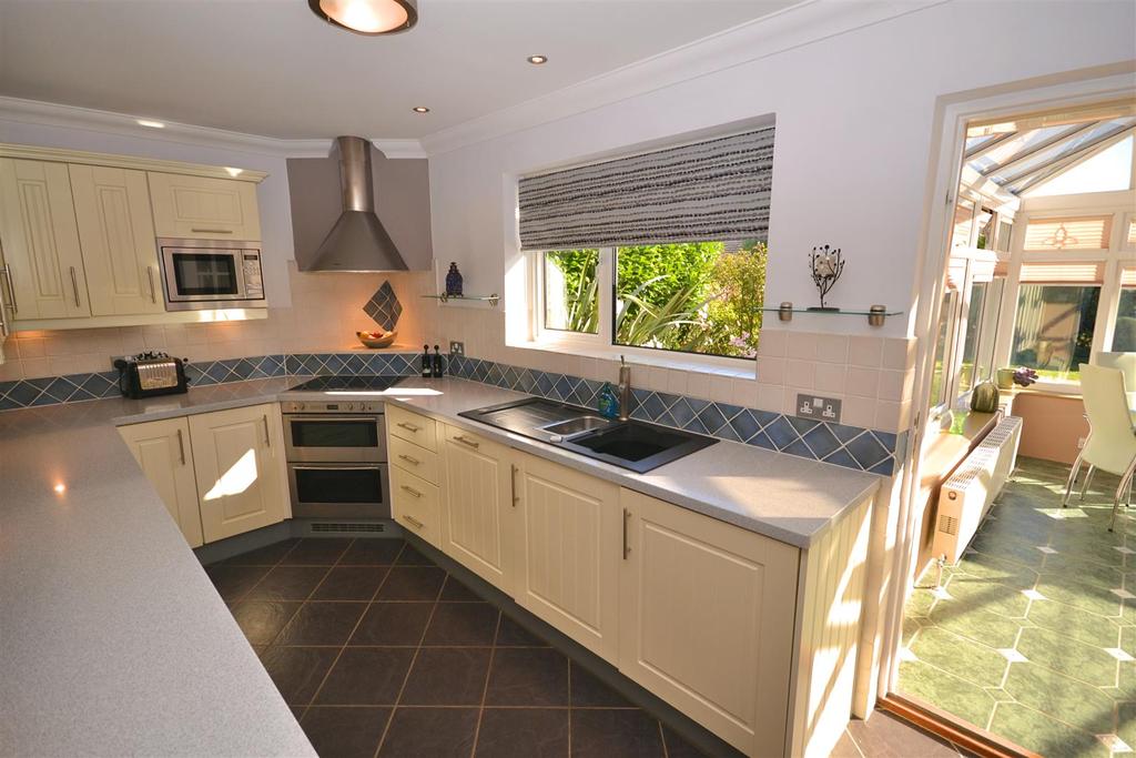 Syward Road, Dorchester 3 bed detached bungalow £485,000