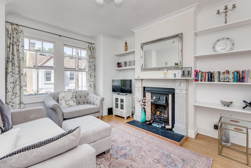 Delia Street, SW18 2 bed maisonette - £2,100 pcm (£485 pw)