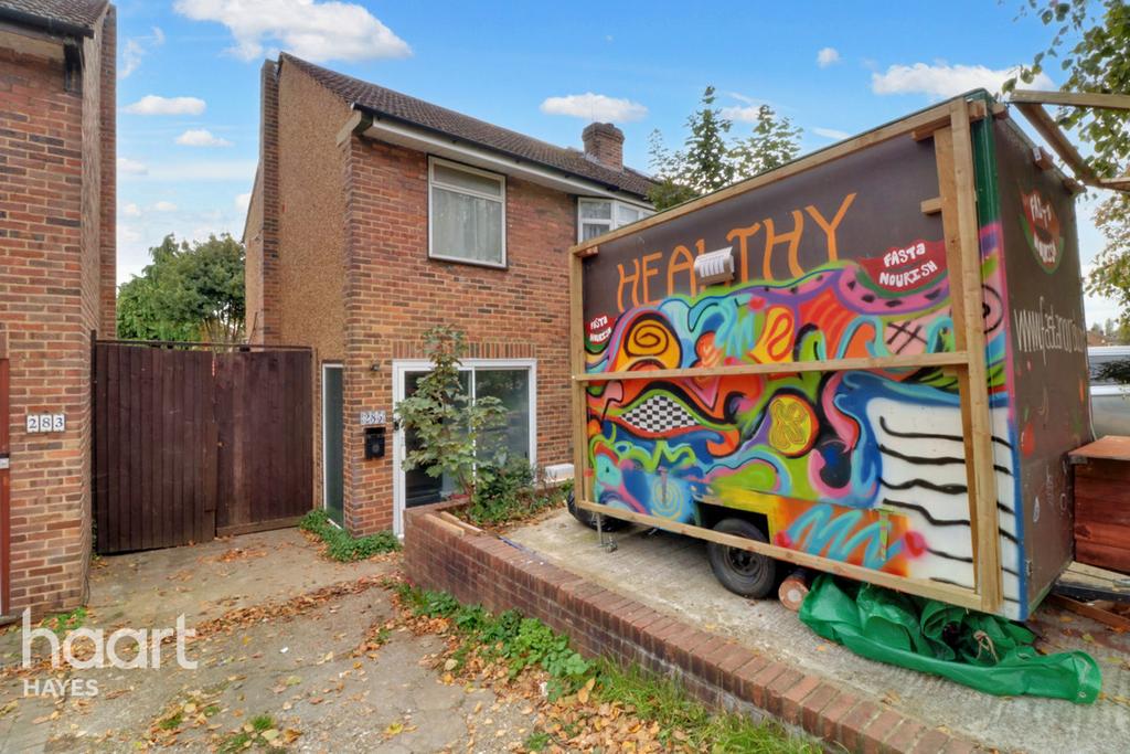 Kingshill Avenue, Hayes 6 bed semidetached house £600,000