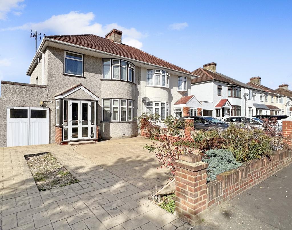 First Avenue, Bexleyheath, Kent, DA7 5SX 3 bed semidetached house £