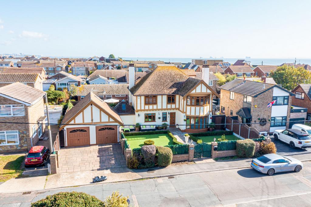 Southfalls Road, Canvey Island, SS8 5 bed detached house £750,000