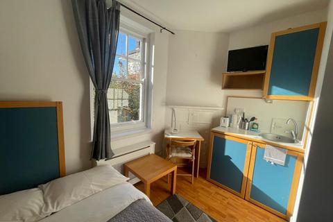 Studio to rent, Fulham Palace Road, Hammersmith, London, W6