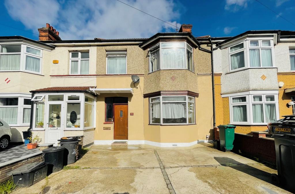 Wards Road, Ilford, IG2 5 bed house £2,450 pcm (£565 pw)