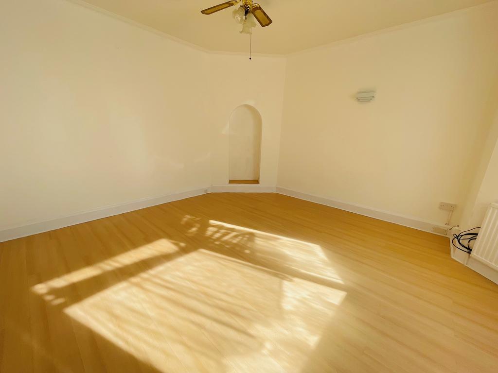 Wards Road, Ilford, IG2 5 bed house £2,450 pcm (£565 pw)