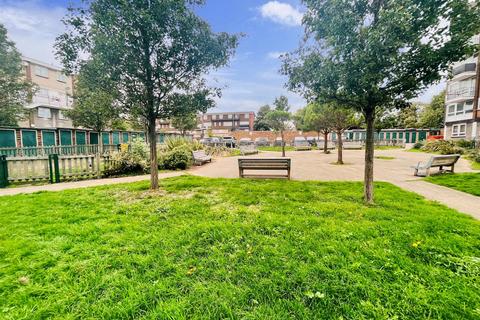 39 Victor Walk, Hornchurch, RM12 4XG