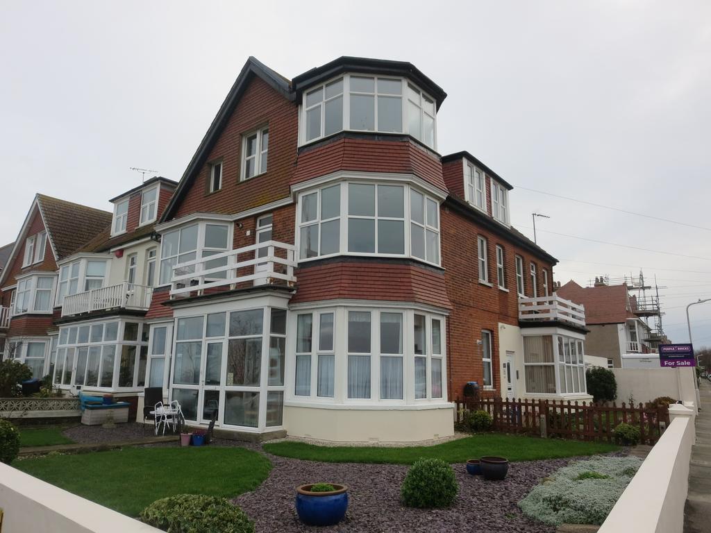 Royal Esplanade, Westbrook, Margate, CT9 1 bed flat £215,000