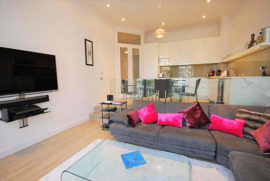 EARLS COURT SQUARE, EARLS COURT, SW5 2 bed flat £5,850 pcm (£1,350 pw)