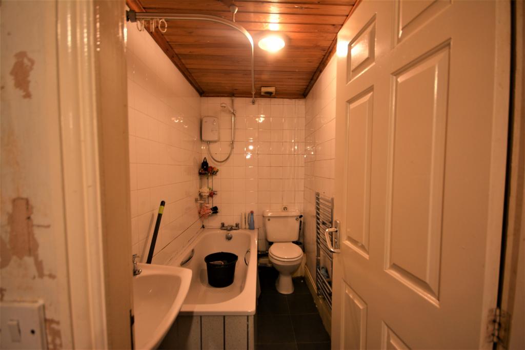 2nd Family  bathroom