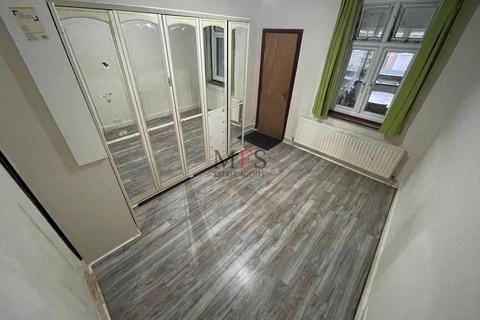 4 bedroom house to rent, Alfred Gardens, Southall, UB1