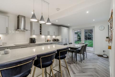 8 Charter Drive, Amersham, HP6 6UX