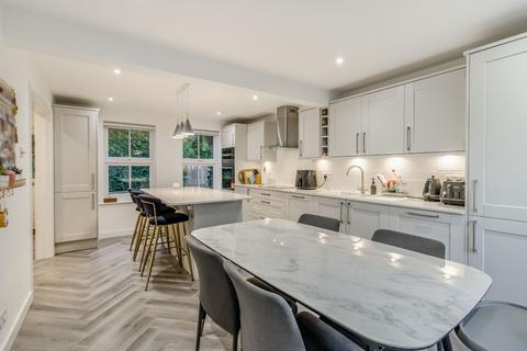 8 Charter Drive, Amersham, HP6 6UX