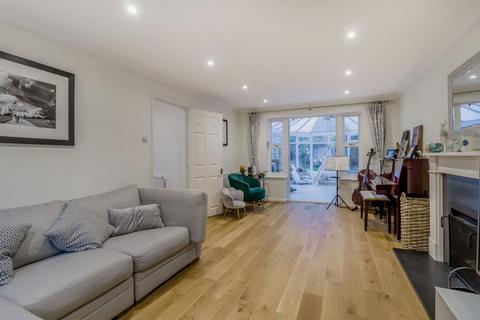 8 Charter Drive, Amersham, HP6 6UX